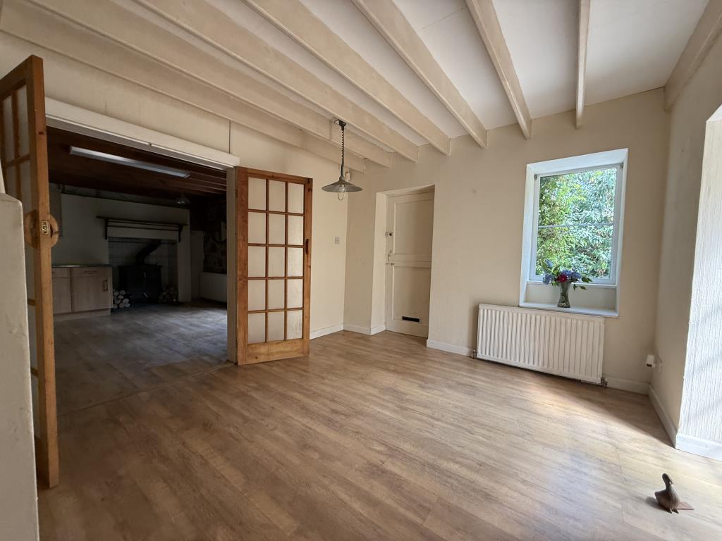 Lot: 126 - THREE-BEDROOM COTTAGE SET IN JUST UNDER AN ACRE - Sitting Room